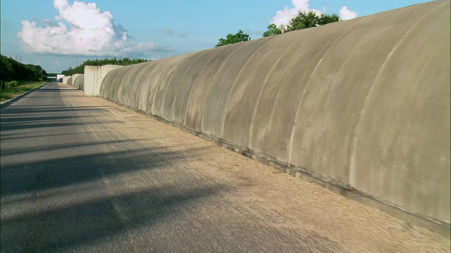 有盖的混凝土隧道沿着一条狭窄的道路运行视频下载