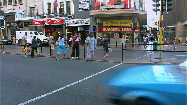 行人穿过城市中繁忙的十字路口视频下载