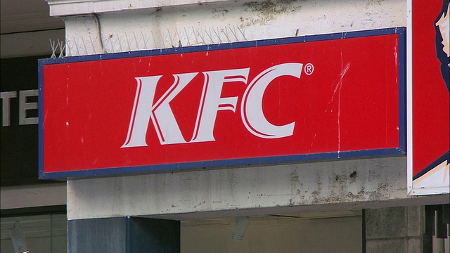 潘肯德基(KFC)的招牌在商店的顶部视频下载