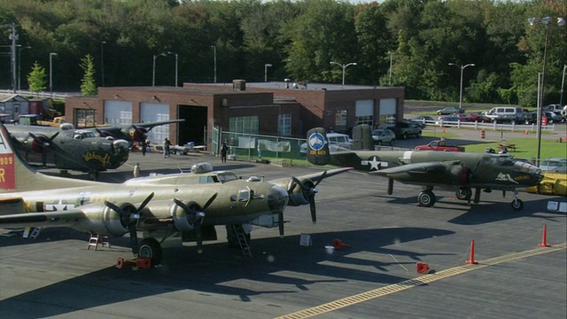 航空B-17和B-24重型轰炸机停在美国马萨诸塞州新贝德福德地区机场航线上视频下载