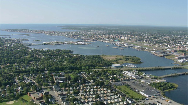 美国马萨诸塞州新贝德福德的空中城镇和港口视频下载