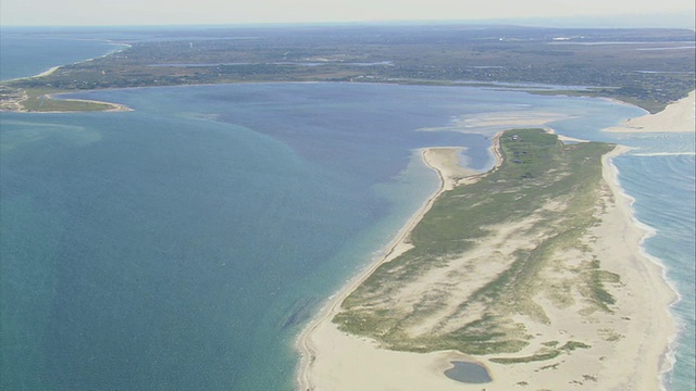 被浅水和沙滩包围的小岛，美国马萨诸塞州以外的玛莎葡萄园岛视频下载