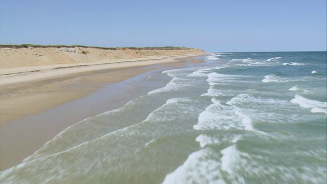 空中冲浪在孤立的海岸线/南塔克特，马萨诸塞州，美国视频下载