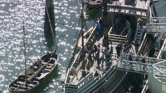 航拍的五月花II号帆船停靠在码头上，游客乘坐/普利茅斯，马萨诸塞州，美国视频下载