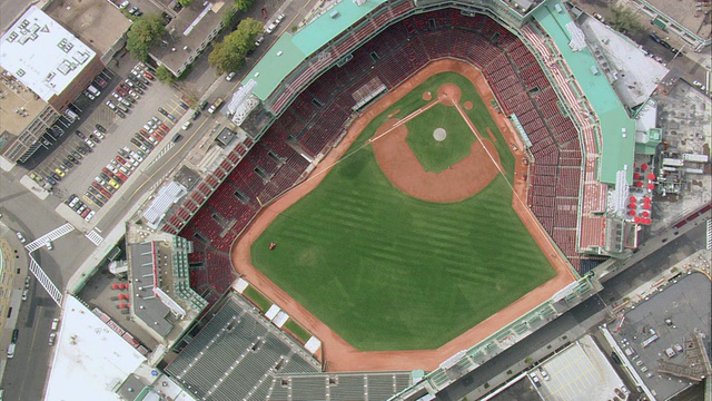 空中的场地管理员骑着割草机在芬威公园棒球场/波士顿，马萨诸塞州的草地上割草视频下载