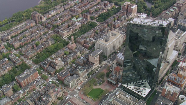 美国马萨诸塞州波士顿的约翰·汉考克大楼闪亮的反光玻璃窗视频下载