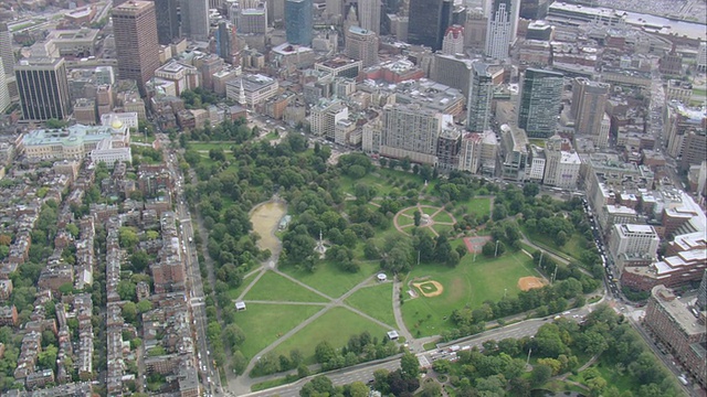 空中波士顿公共公园的草地，树木，和棒球钻石/波士顿，马萨诸塞州，美国视频下载