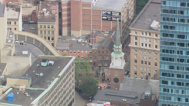 美国马萨诸塞州波士顿市，空中汽车行驶在城市街道上，经过旧州大厦的角落视频下载