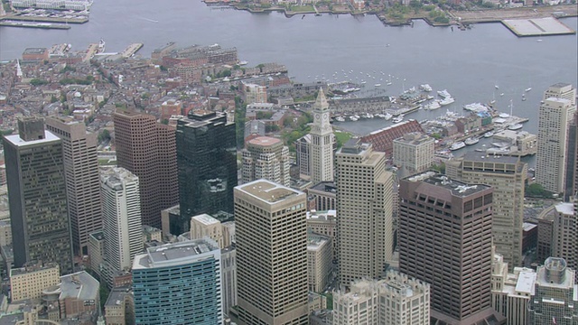 美国马萨诸塞州波士顿的Custom House钟塔和其他市中心建筑的空中屋顶尖顶视频下载