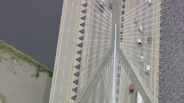 空中汽车穿越Leonard P. Zakim Bunker山钢桥，横跨查尔斯河/波士顿，马萨诸塞州，美国视频素材