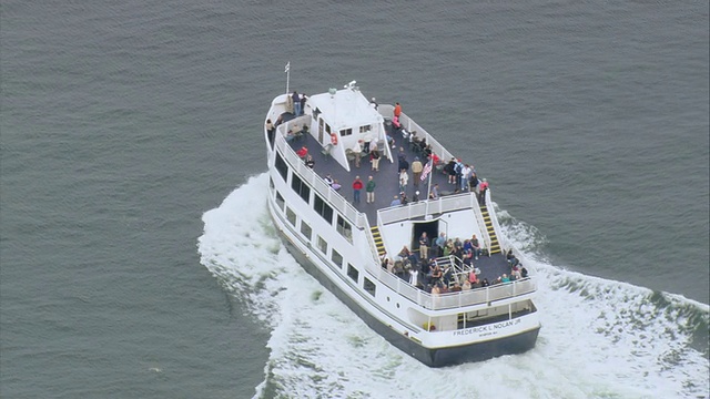 乘客在渡船甲板上巡航/波士顿，马萨诸塞州，美国视频素材