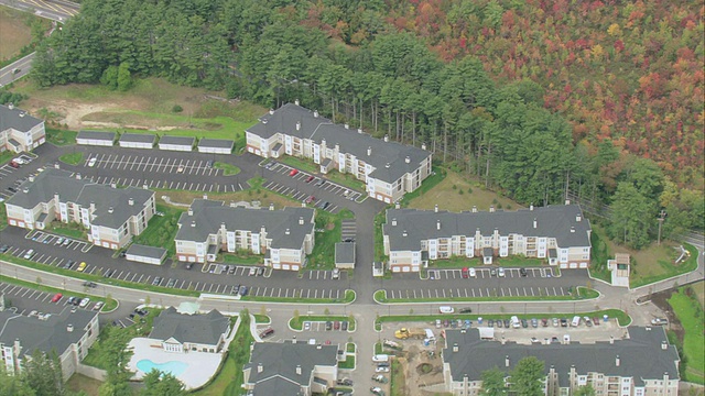 美国马萨诸塞州的住宅建筑和周边森林视频下载