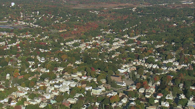 美国马萨诸塞州洛厄尔市的小型城市的空中住宅和商业区视频素材