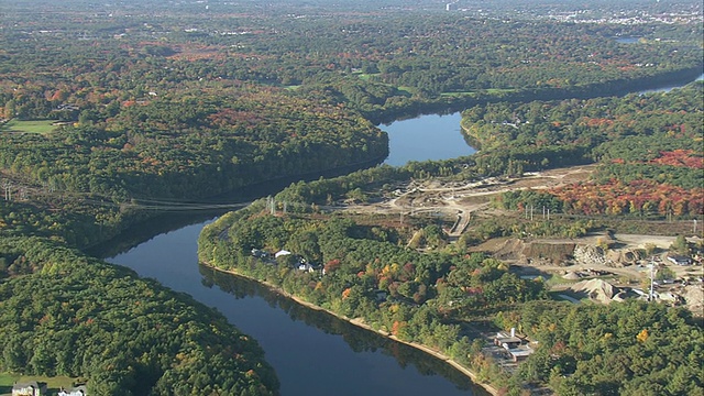 空中强烈的秋天树叶和梅里马克河/马萨诸塞州，美国视频下载
