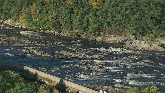 美国马萨诸塞州洛厄尔市Merrimack河桥下的空中急流和白浪视频下载