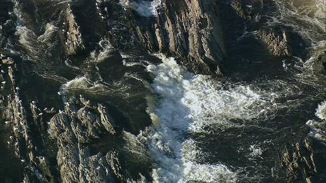 美国马萨诸塞州洛厄尔市Merrimack河上波塔克特瀑布下面的空中急流和白水视频下载