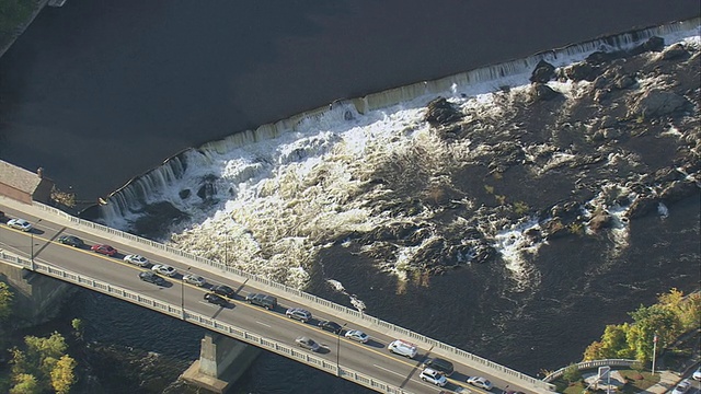 空中波塔克特瀑布在梅里马克河与白浪溅在岩石上，高速公路桥上/洛厄尔，马萨诸塞州，美国视频下载
