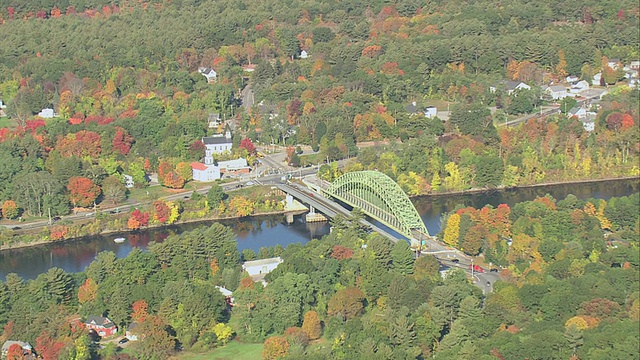 空中梅里马克河与铁路和车辆桥梁和秋天的树叶/廷斯伯勒，马萨诸塞州，美国视频下载