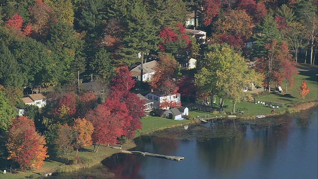 梅里马克河上的空中村庄，有着强烈的秋叶/美国马萨诸塞州视频下载