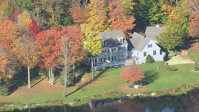 空中大型滨水住宅在秋天的树叶/阿默斯特，马萨诸塞州，美国视频素材