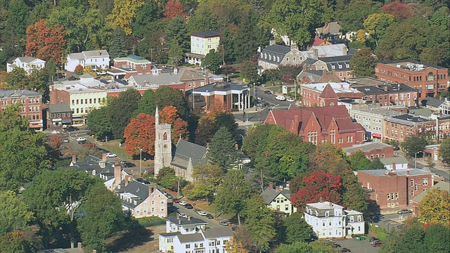 空中秋叶周围的小镇/阿默斯特，马萨诸塞州，美国视频下载