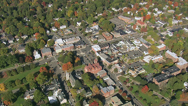 空中秋叶周围的小镇/阿默斯特，马萨诸塞州，美国视频下载