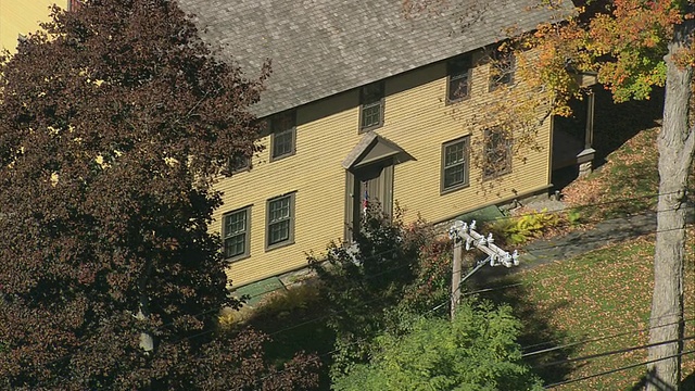 空中隔板两层楼的家依偎在树木在秋天的颜色/马萨诸塞州，美国视频下载