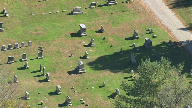空中树木繁茂的公园，有墓地和草坪墓地/斯托克布里奇，马萨诸塞州，美国视频下载