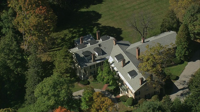 空中漫步在秋叶丛中的两层住宅/美国马萨诸塞州斯托克布里奇视频素材