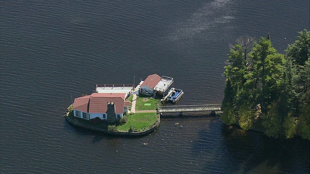 AERIAL小岛，湖上有房子和船屋，有连接桥/美国马萨诸塞州视频下载
