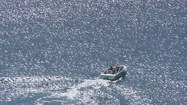 航空摩托艇在平静的水面上反射阳光的涟漪/马萨诸塞州，美国视频下载