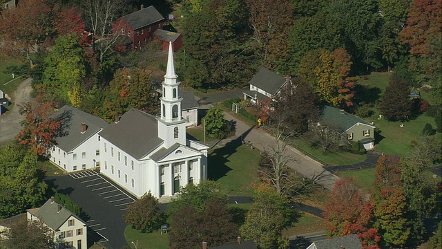空中的白色教堂与高耸的尖顶在树在秋天的颜色/马萨诸塞州，美国视频下载