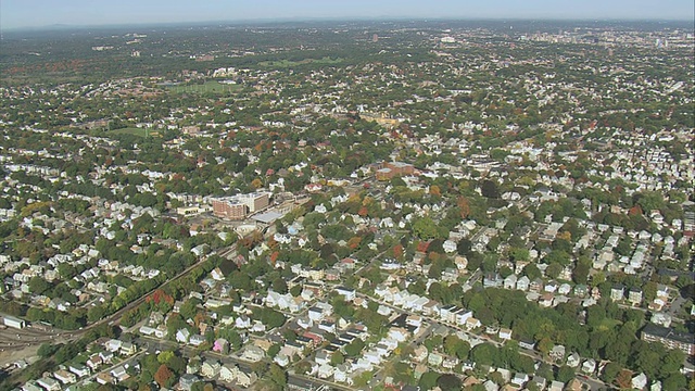 空中城市郊区有很多树/波士顿，马萨诸塞州，美国视频素材