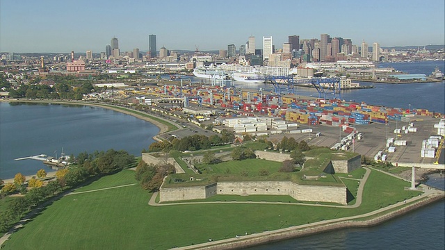 美国马萨诸塞州波士顿，独立堡、城堡岛、港口设施的航运和集装箱上空飘扬的空中旗帜视频下载