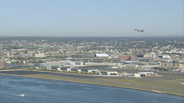 美国航空公司的飞机从洛根国际机场起飞，城市郊区，天际线，港口以外/波士顿，马萨诸塞州，美国视频下载
