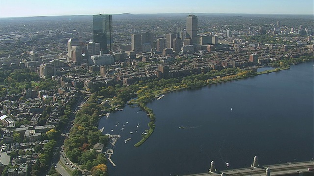 空中城市天际线和查尔斯河/波士顿，马萨诸塞州，美国视频素材