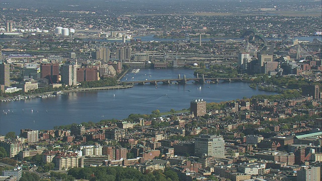 空中城市天际线和查尔斯河与朗费罗大桥/波士顿，马萨诸塞州，美国视频素材