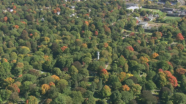 美国马萨诸塞州沃特敦公墓公园、城市郊区和港口外的奥本山塔上的空中游客视频下载