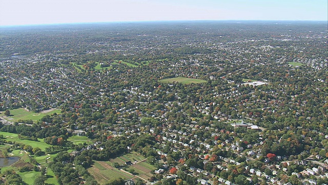 航空查尔斯河流经美国马萨诸塞州波士顿郊区大都会区视频素材