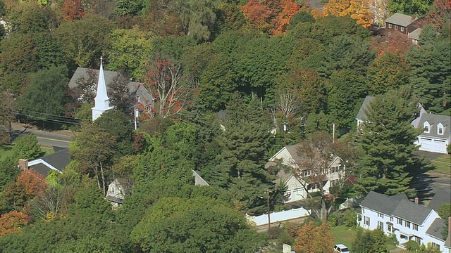 空中教堂的尖顶树，道路，停车场和其他建筑物/马萨诸塞州，美国视频下载