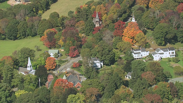 空中的秋天的颜色的树林区域和小树窝小镇/林肯，马萨诸塞州，美国视频下载