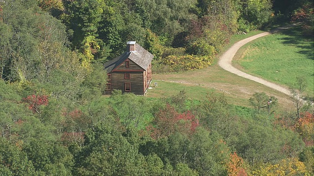美国马萨诸塞州Minute Man国家历史公园为游客保留的空中历史小屋视频下载