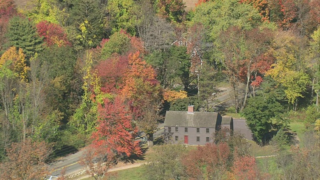空中历史悠久的农舍在秋天的树/梅里亚姆角，马萨诸塞州，美国视频下载