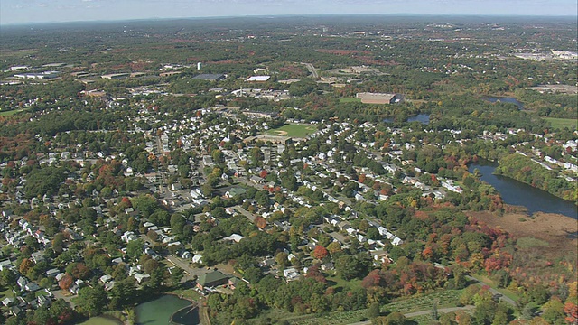 美国马萨诸塞州广泛的郊区和商业区，河流蜿蜒而过视频素材