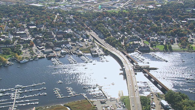横跨水路桥梁的空中交通/纽伯里港，马萨诸塞州，美国视频下载