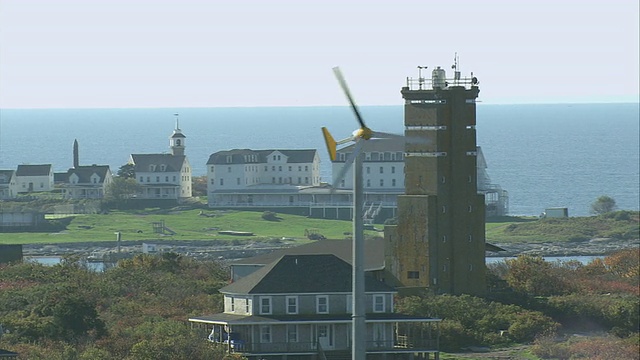 航空哈姆雷特，风力涡轮机，观察塔海岸附近的小岛/ Kittery点，缅因州，美国视频下载
