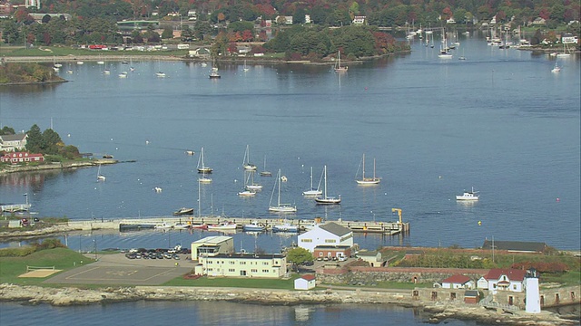 美国新罕布什尔州朴茨茅斯港的航空入口，停泊的帆船和滨水视频下载