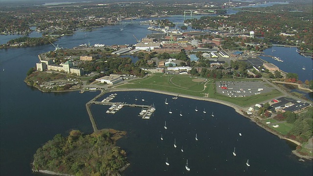 岛上的空中新城，停泊着帆船和美国新罕布什尔州朴茨茅斯以外的港口视频下载