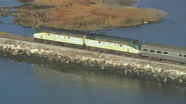 美国缅因州威斯卡塞特，在长堤道桥上的空中客运列车，穿越Sheepscot河，后面的小岛视频下载