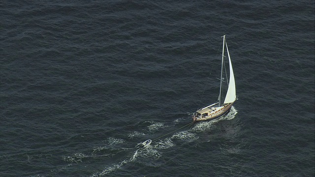 空中小单桅帆船，拖曳小艇，顺风顺水，美国缅因州视频素材